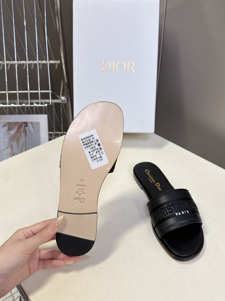 Шльопанці жіночі фото 9