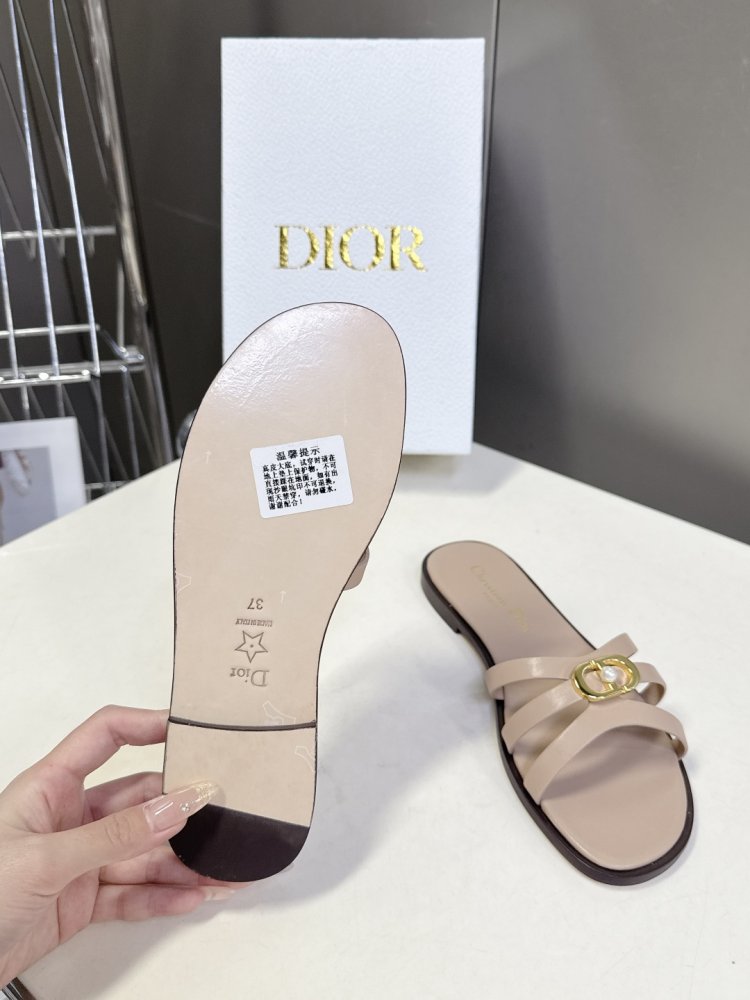 Шльопанці жіночі фото 9