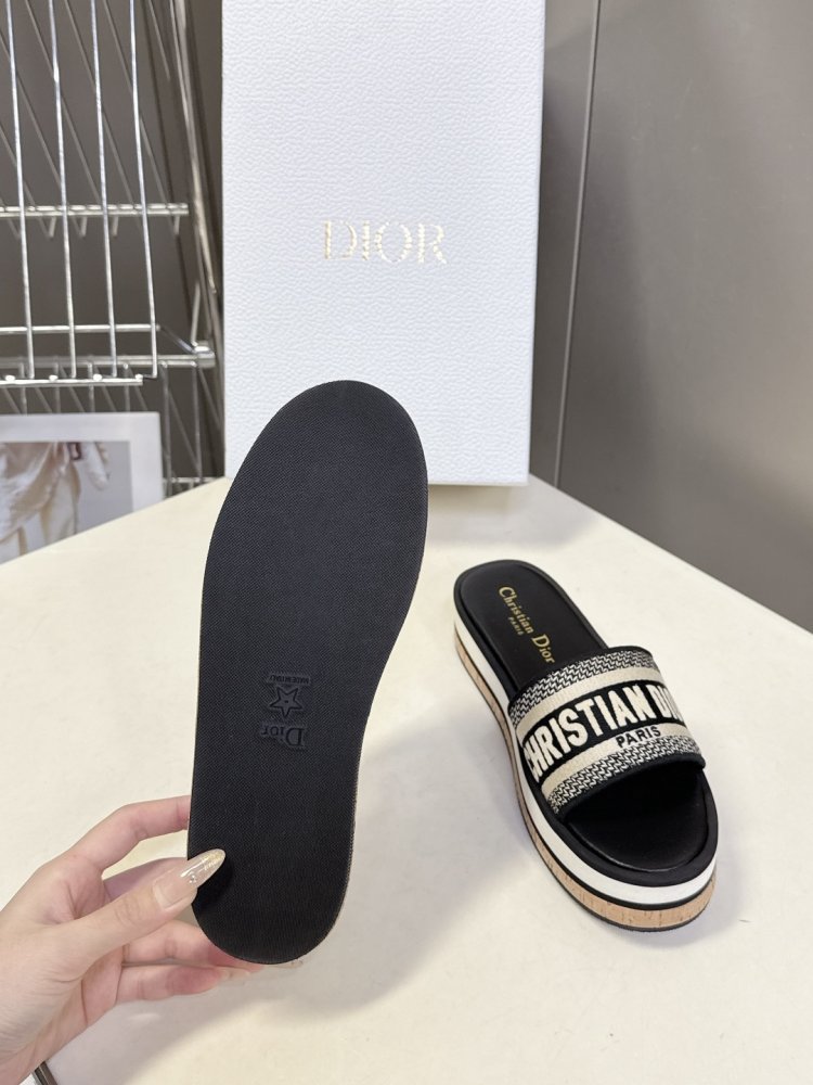 Шльопанці жіночі фото 9