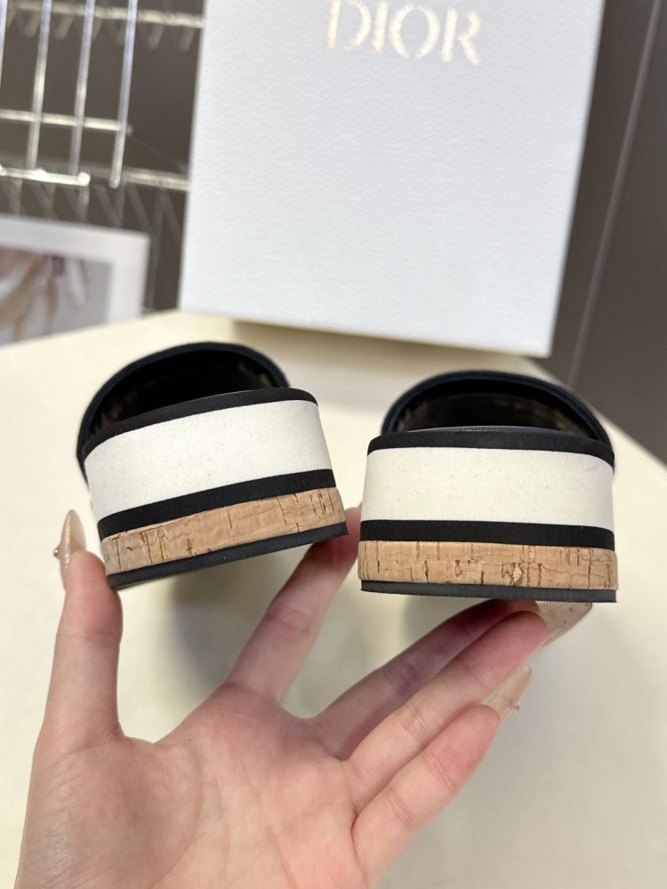 Шльопанці жіночі фото 9