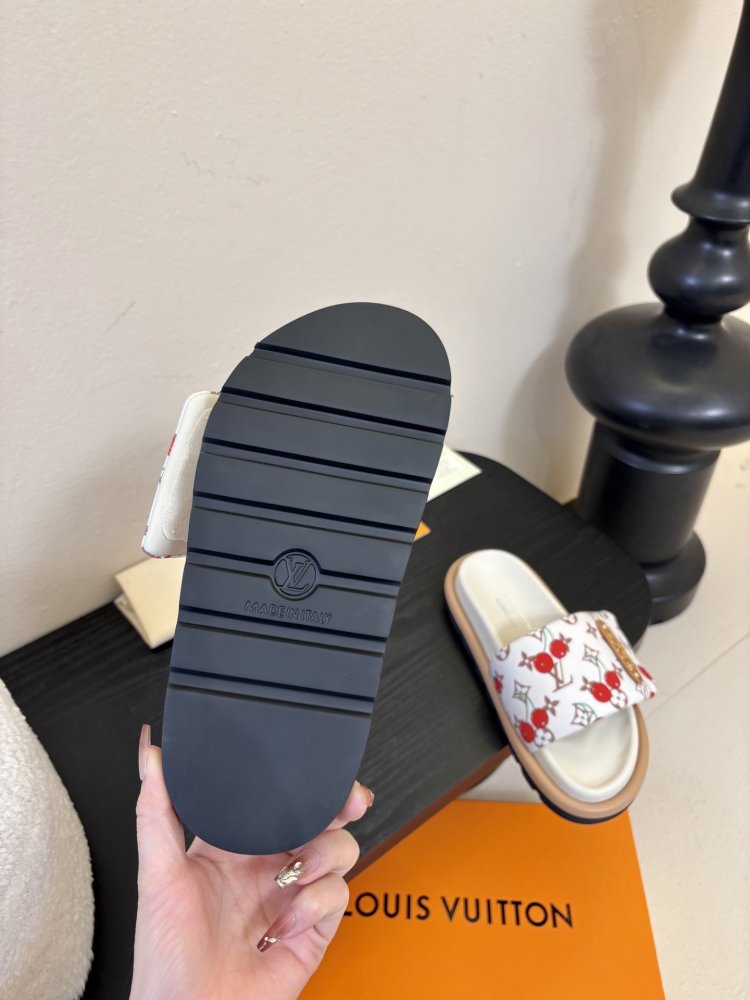 Шлепанцы женские фото 9