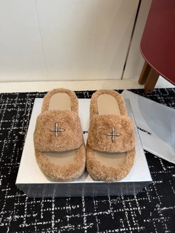 Шлепки на платформе меховые