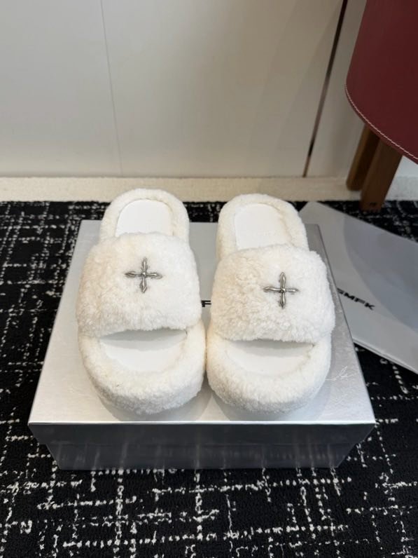 Шлепки на платформе меховые