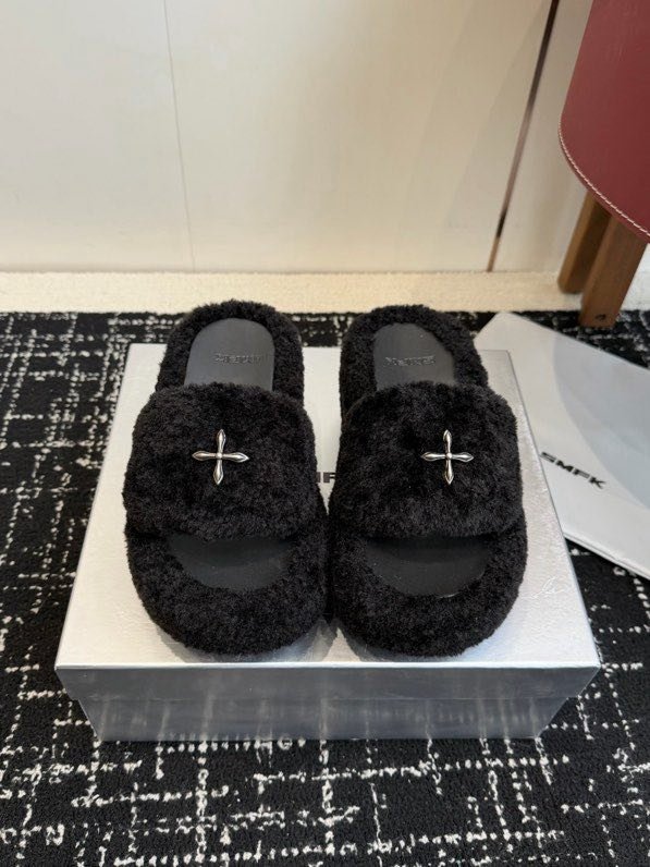 Шльопанці на платформі хутряні