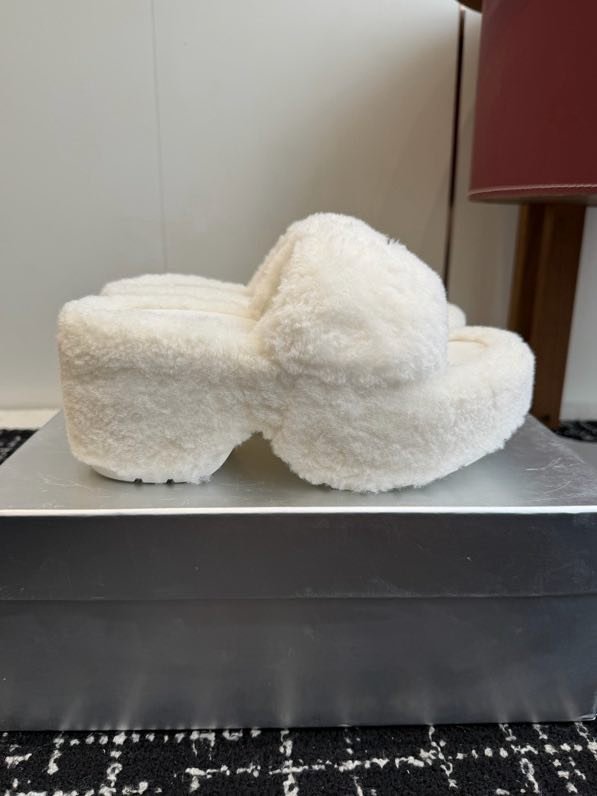 Шлепки на платформе меховые фото 3
