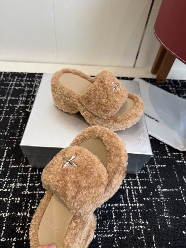 Шлепки на платформе меховые фото 6