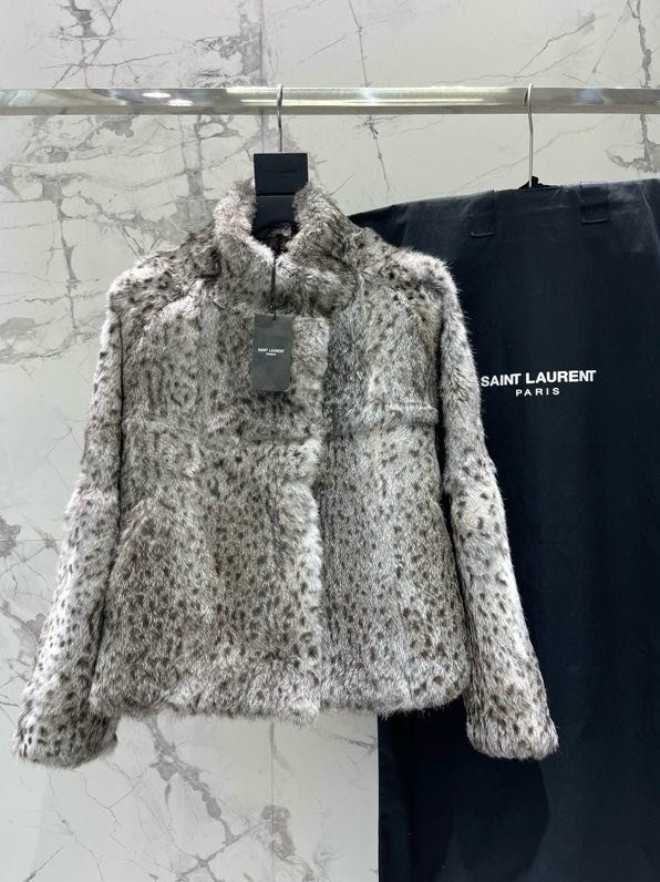 Шуба з хутра кролика з високим коміром і леопардовым візерунком