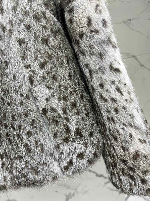 Шуба з хутра кролика з високим коміром і леопардовым візерунком фото 2