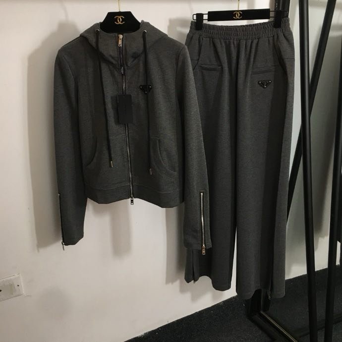 Спортивный костюм женский