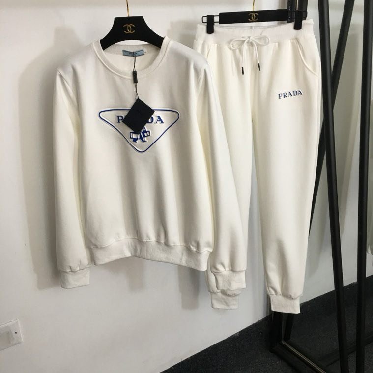 Спортивный костюм женский