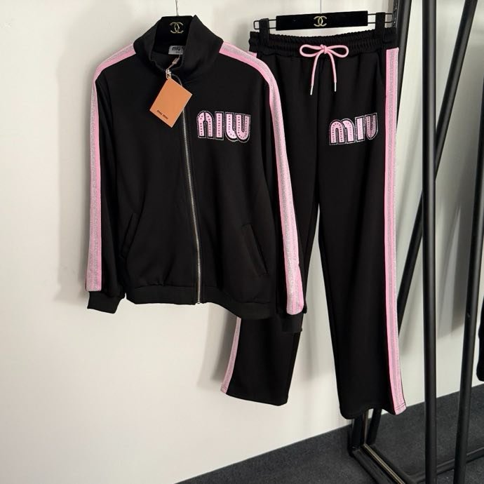 Спортивный костюм женский