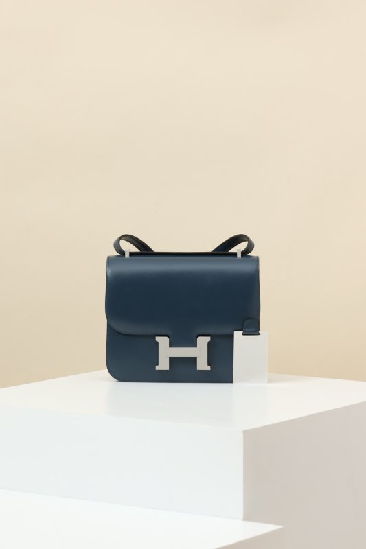 Стильна шкіряна жіноча сумка Constance 19 з глянсовою шкірою BOX