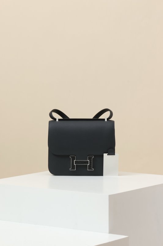 Стильна шкіряна жіноча сумка Constance 19