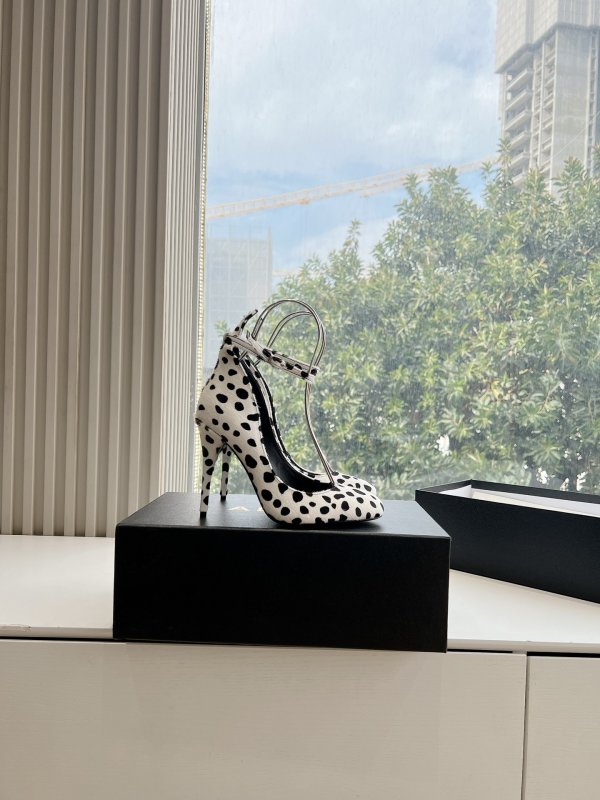 Стильные туфли на шпильке с ремешками