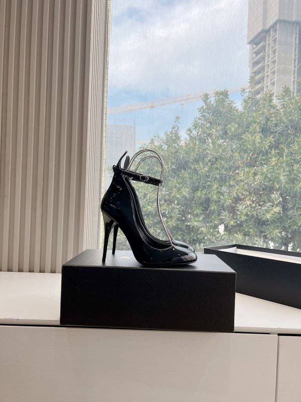 Стильные туфли на шпильке с ремешками