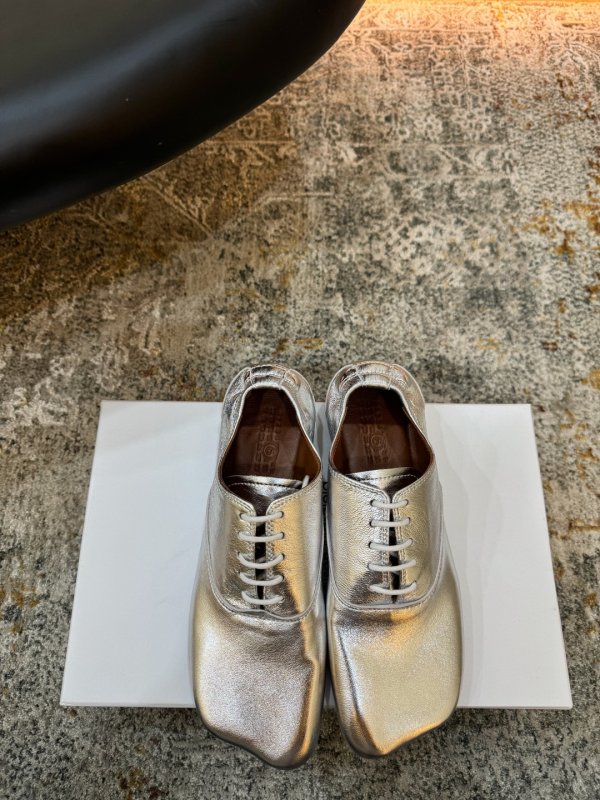 Стильные женские кожаные туфли на шнуровке