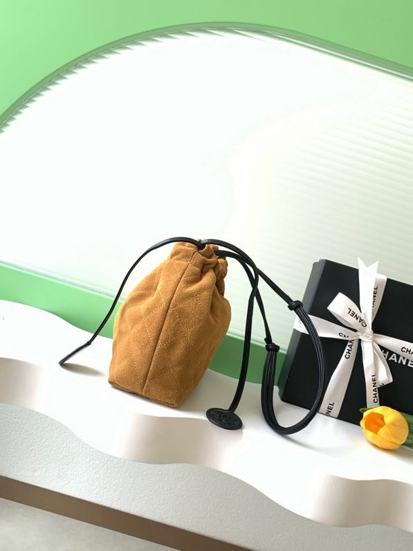 Стёганая сумка-мешок 22 см на кулиске с золотым логотипом фото 9