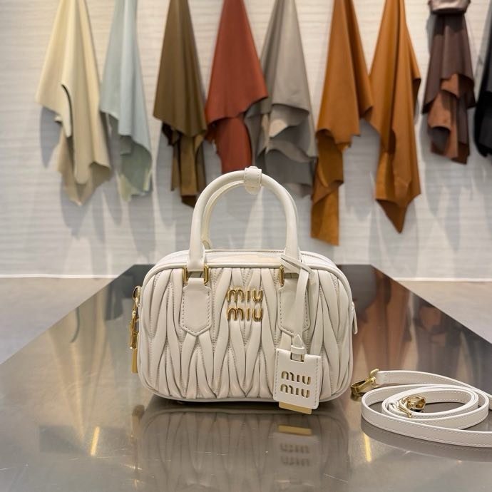 A bag 19 cm leather women's Crème de la Carte from lock