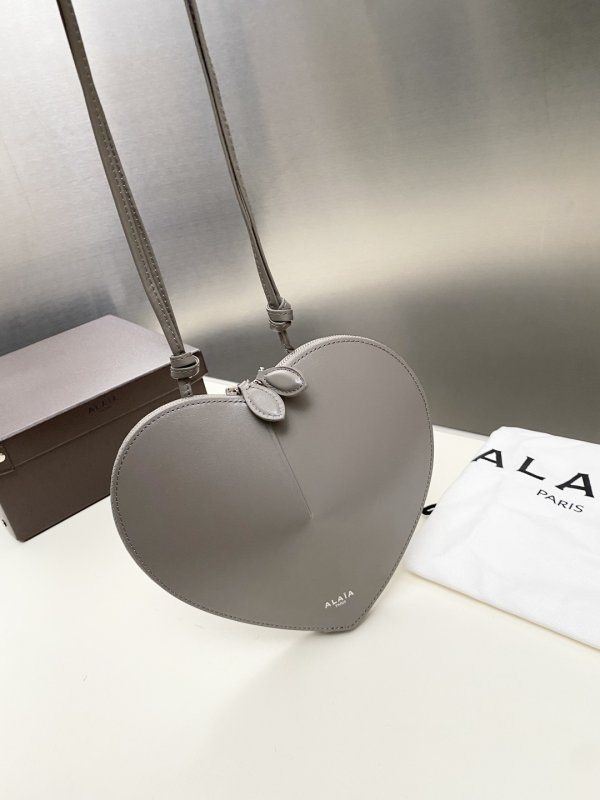 Сумка Alaia Heart Bag женская кожаная 19 см
