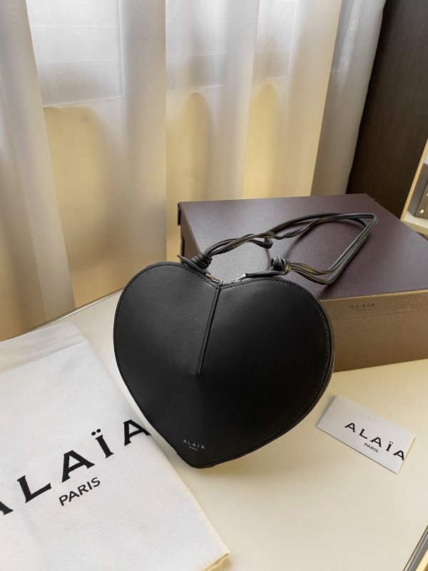 Сумка Alaia Heart Bag женская кожаная 19 см