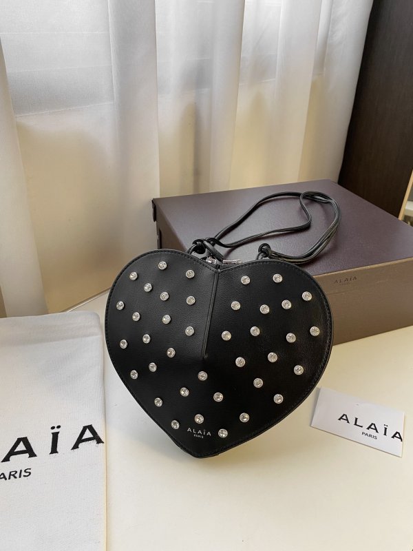 Сумка Alaia Heart Bag женская кожаная 19 см