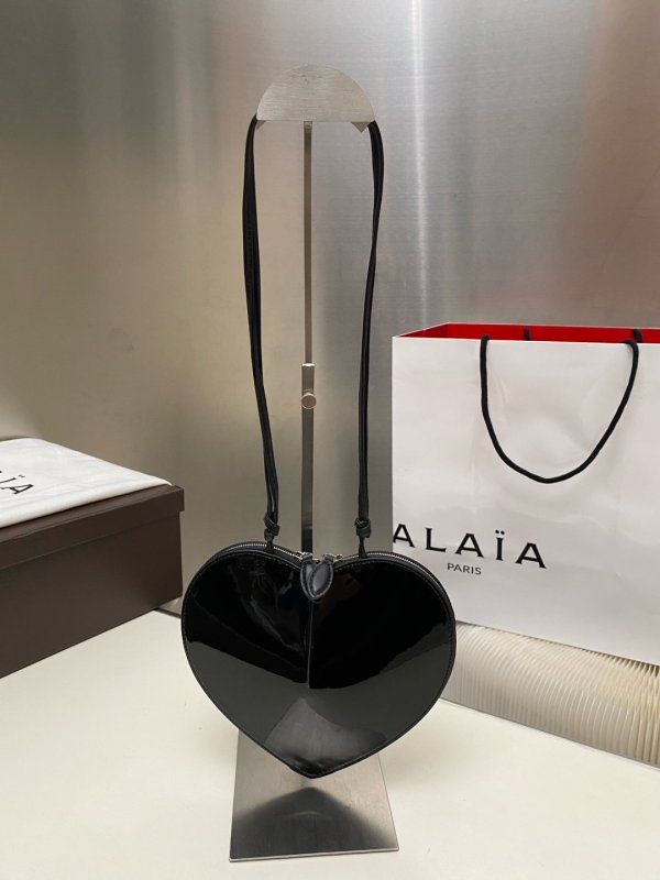 Сумка Alaia Heart Bag женская кожаная 19 см