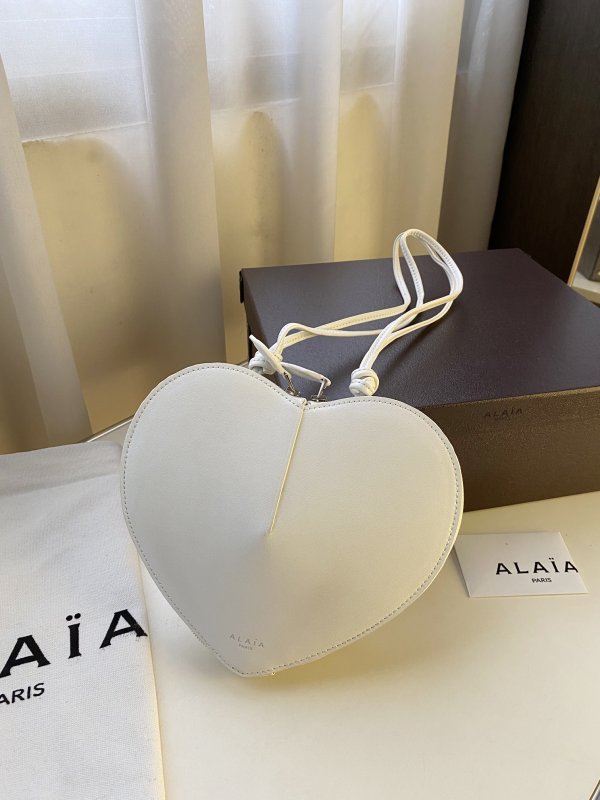 Сумка Alaia Heart Bag женская кожаная 19 см