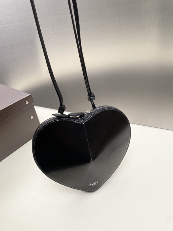 Сумка Alaia Heart Bag женская кожаная 19 см