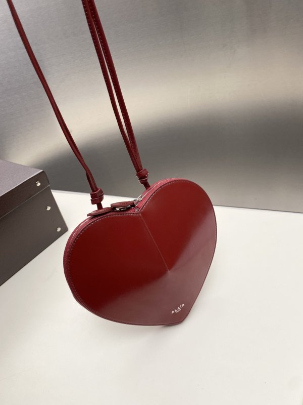 Сумка Alaia Heart Bag женская кожаная 19 см