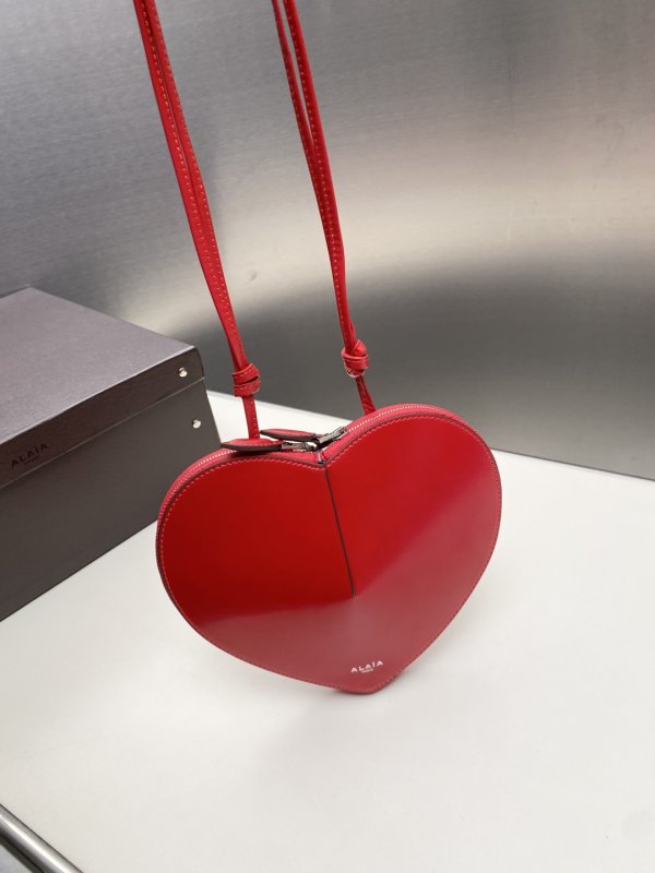 Сумка Alaia Heart Bag женская кожаная 19 см