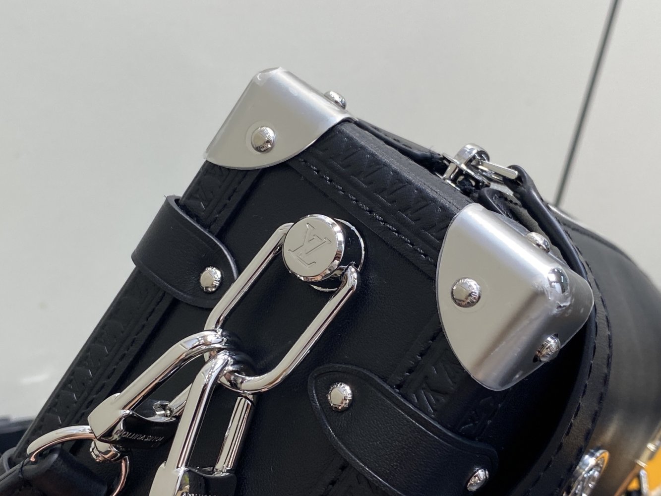 Сумка Black Lipstick Badge кожаная 23 см фото 10