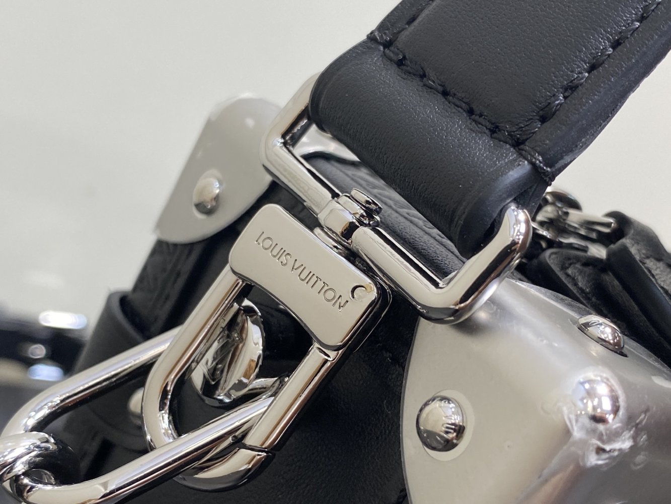 Сумка Black Lipstick Badge кожаная 23 см фото 11