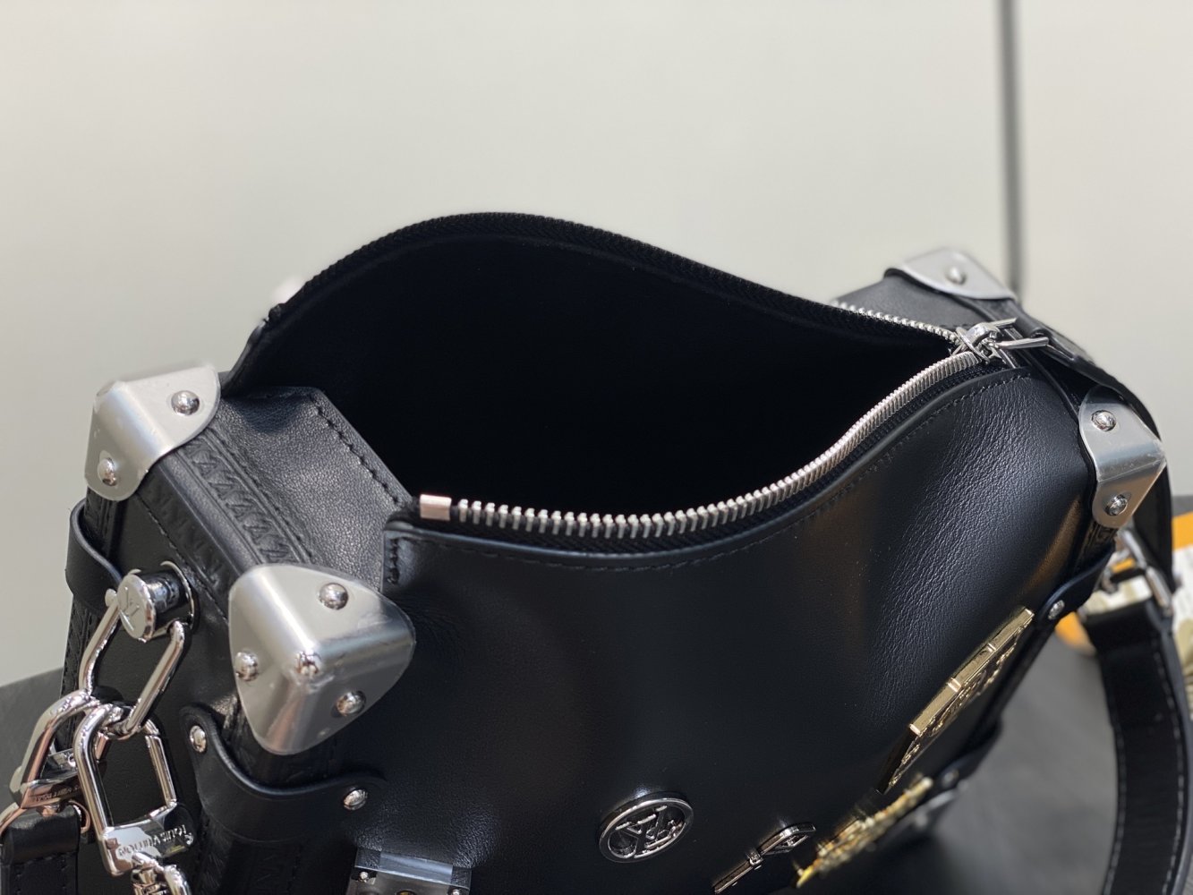 Сумка Black Lipstick Badge кожаная 23 см фото 12