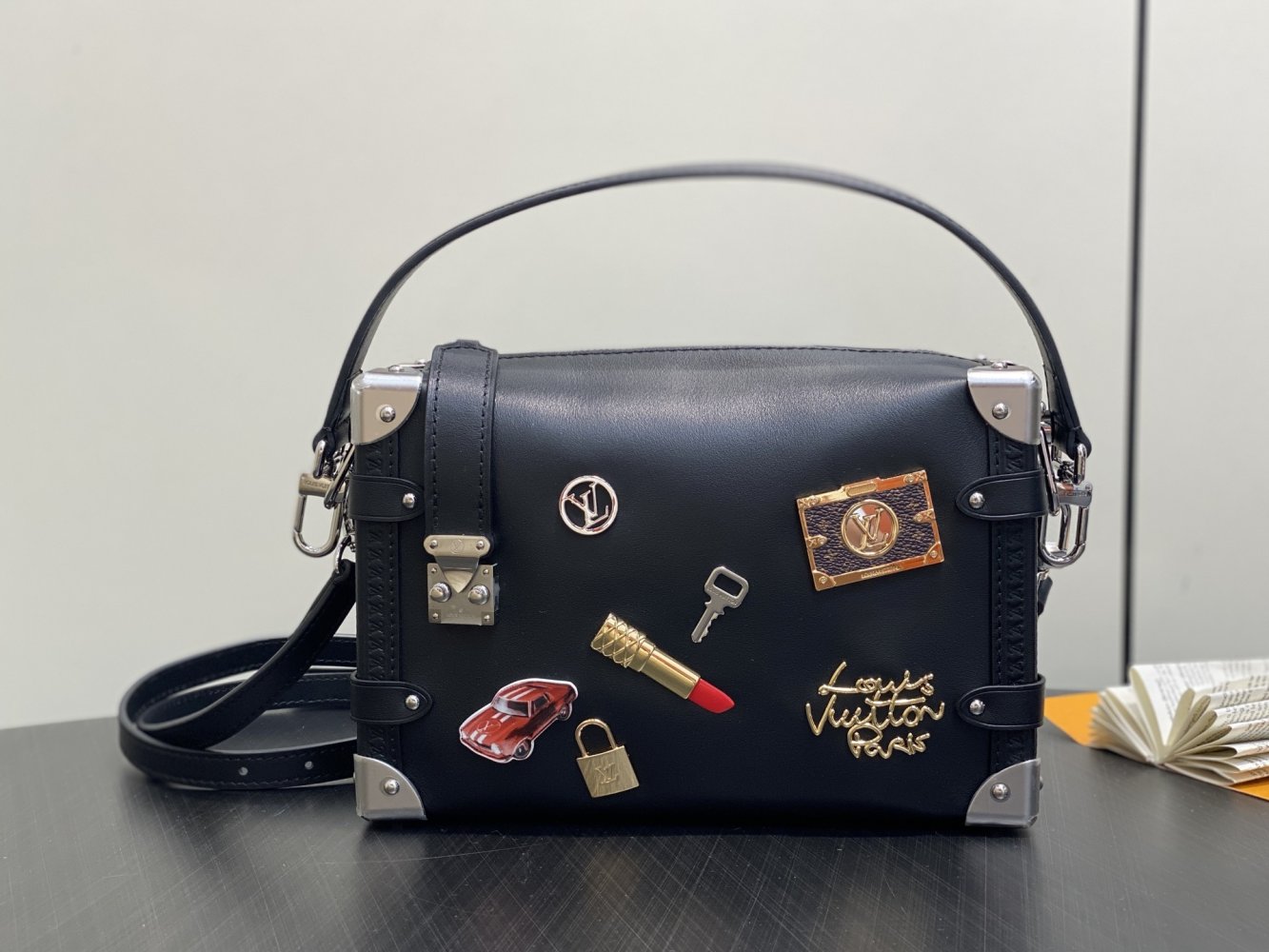 Сумка Black Lipstick Badge кожаная 23 см