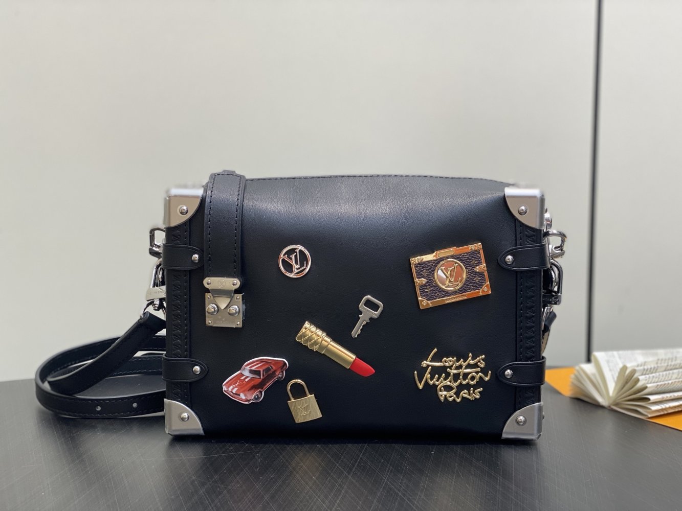 Сумка Black Lipstick Badge кожаная 23 см фото 2