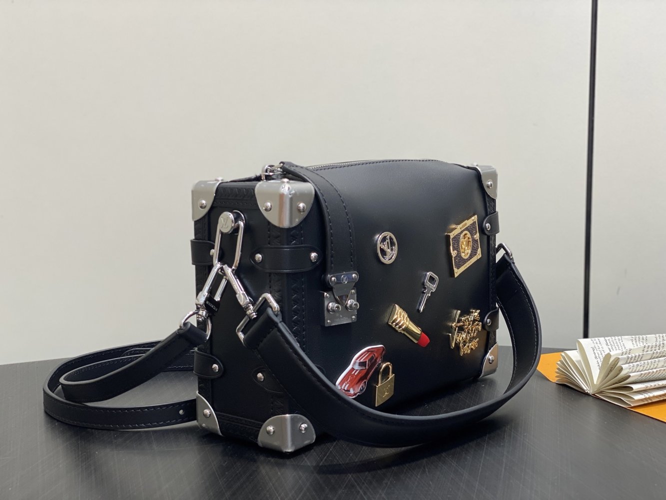 Сумка Black Lipstick Badge кожаная 23 см фото 3