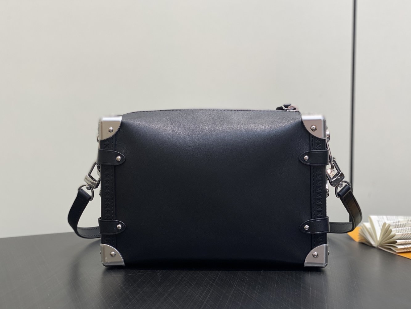 Сумка Black Lipstick Badge кожаная 23 см фото 4