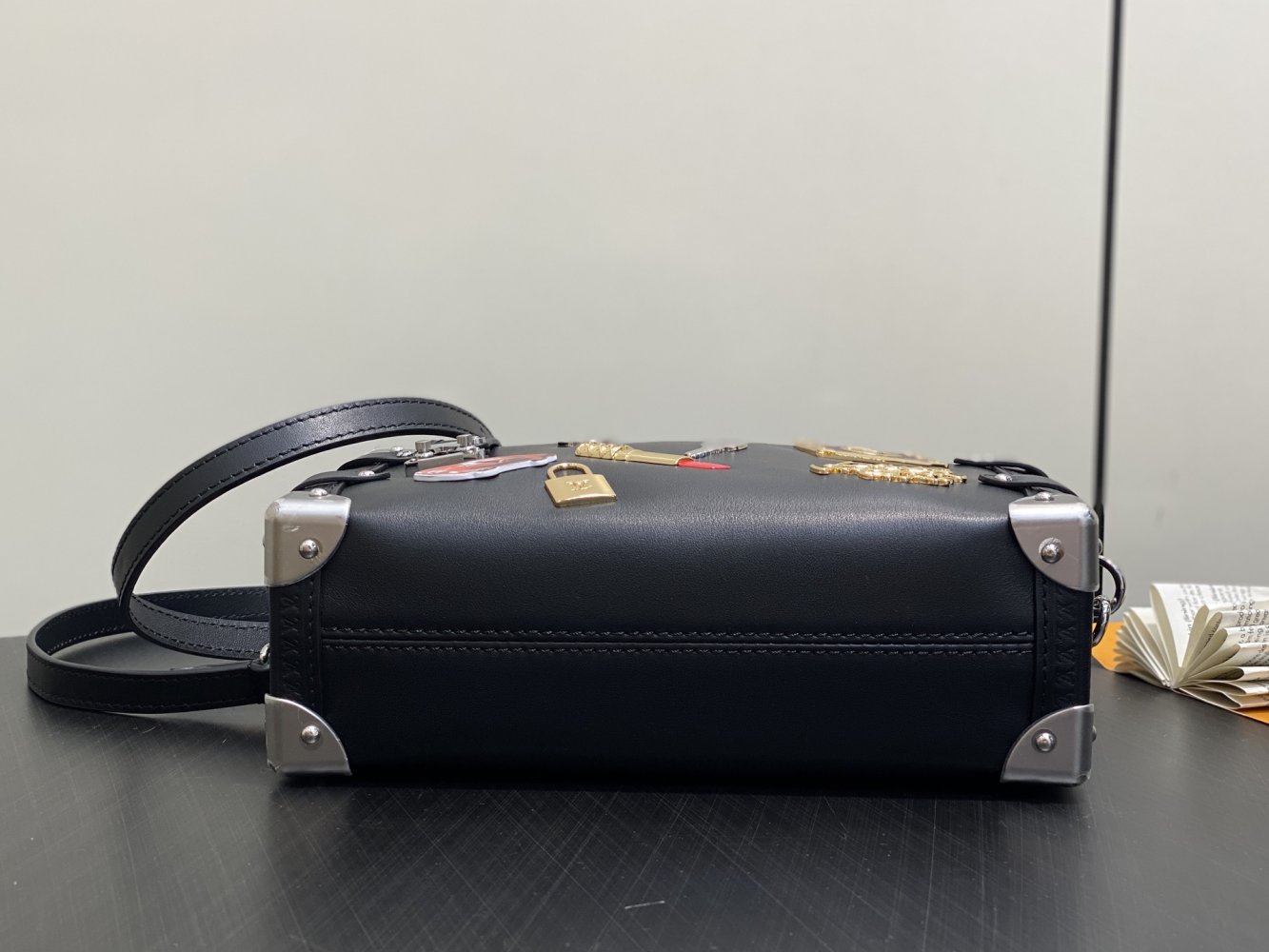 Сумка Black Lipstick Badge кожаная 23 см фото 5