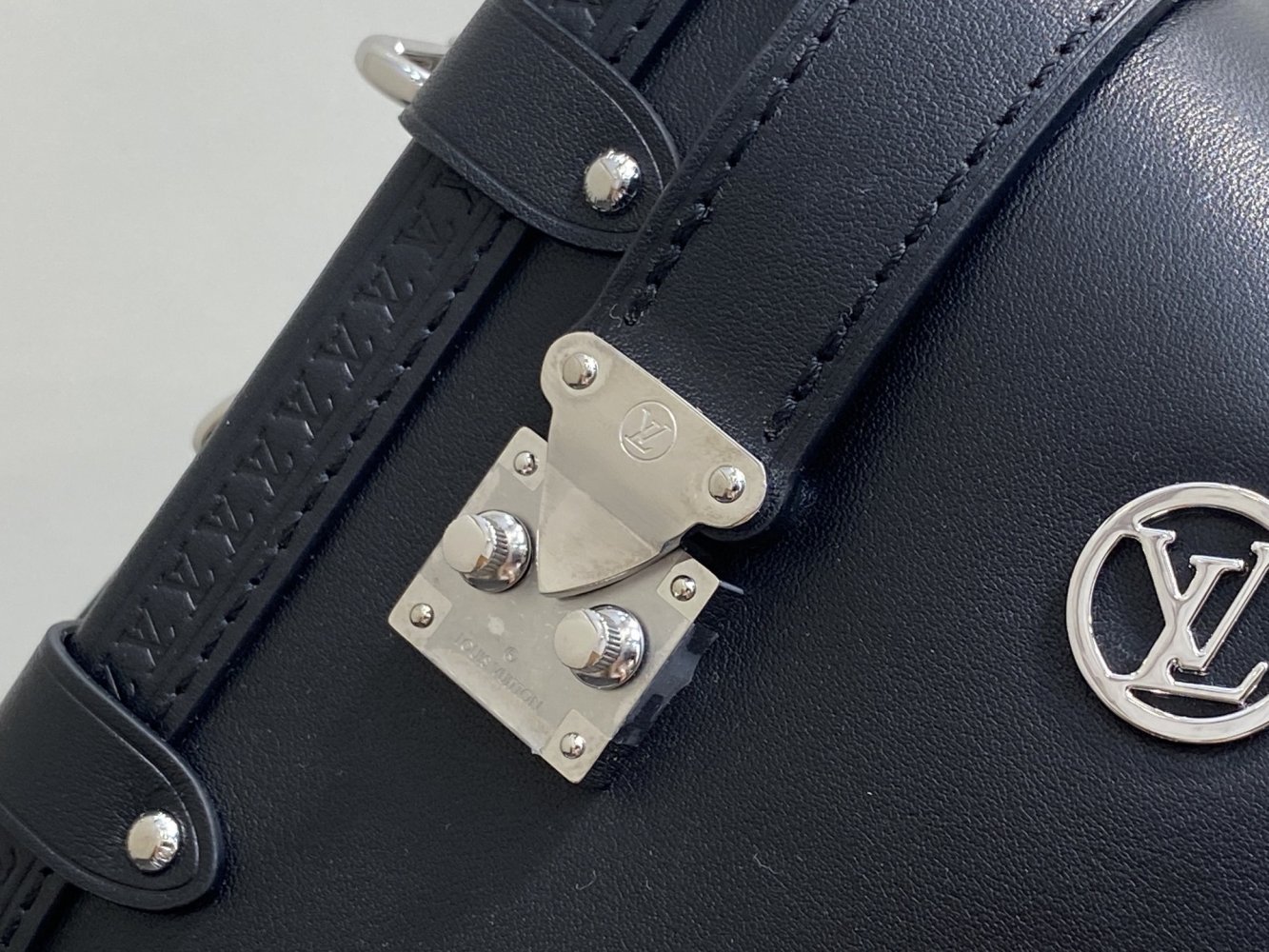 Сумка Black Lipstick Badge кожаная 23 см фото 6