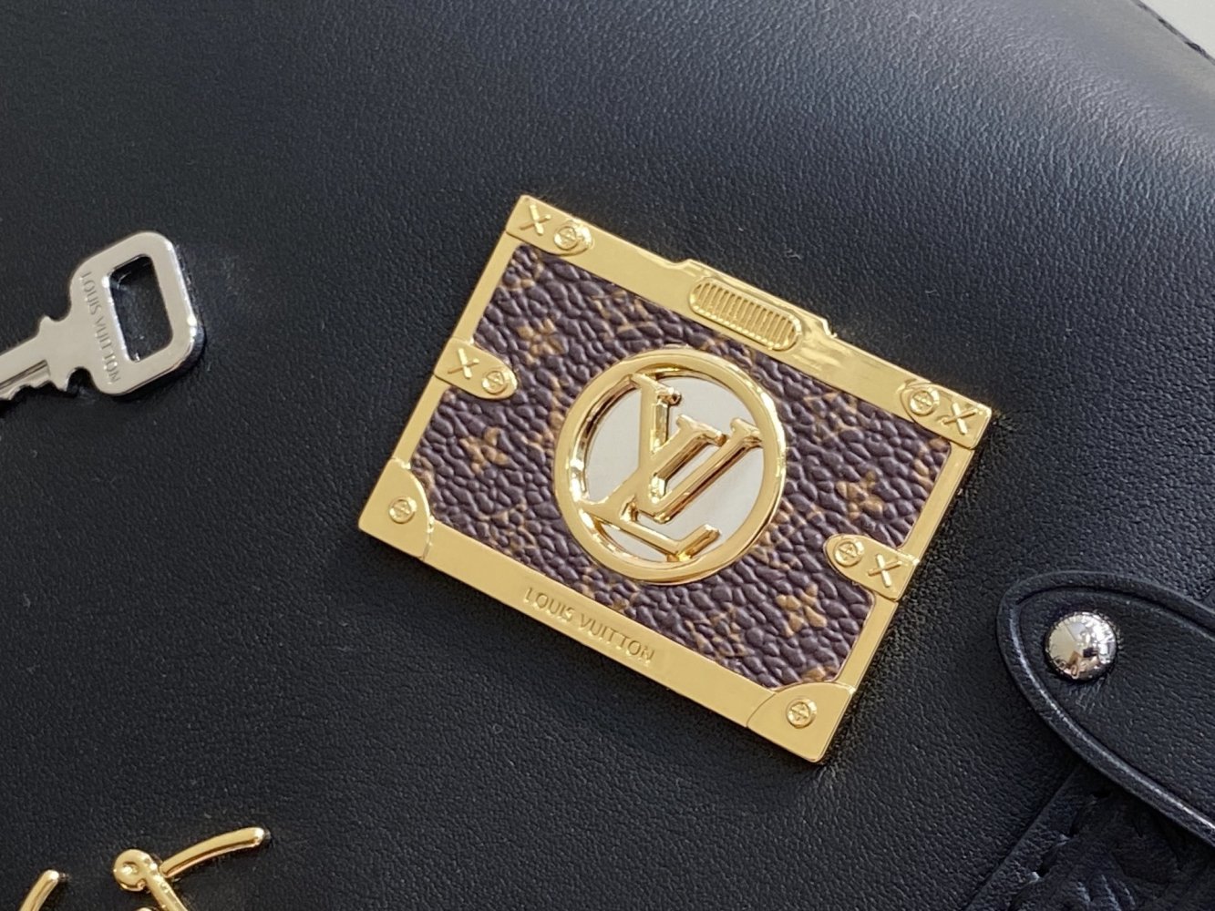 Сумка Black Lipstick Badge кожаная 23 см фото 7