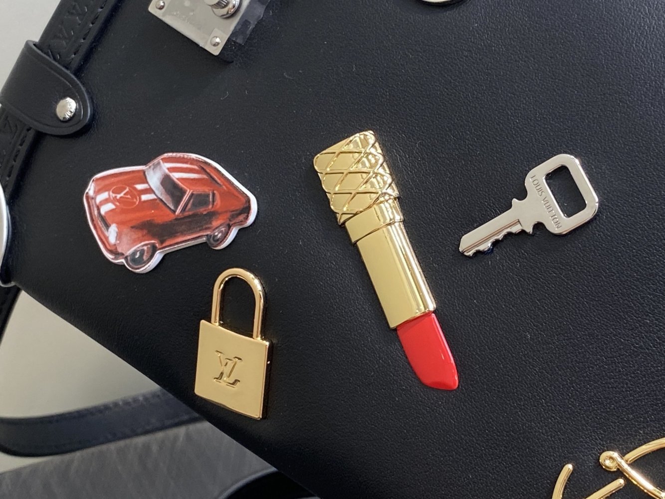 Сумка Black Lipstick Badge кожаная 23 см фото 8