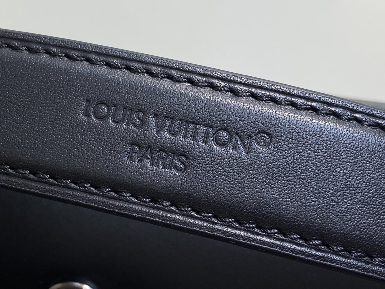 Сумка Black Lipstick Badge кожаная 23 см фото 9