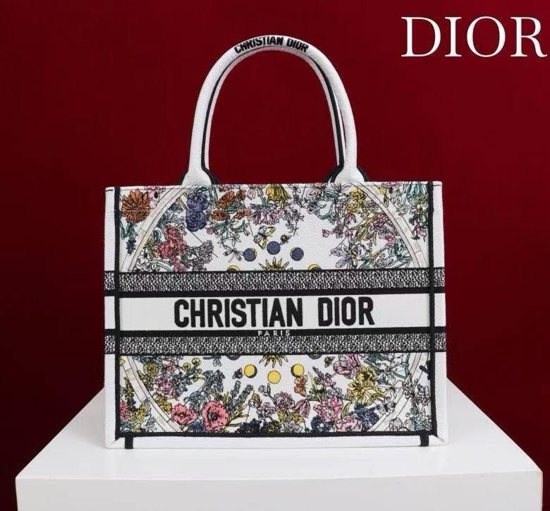 A bag Book Tote 36 cm