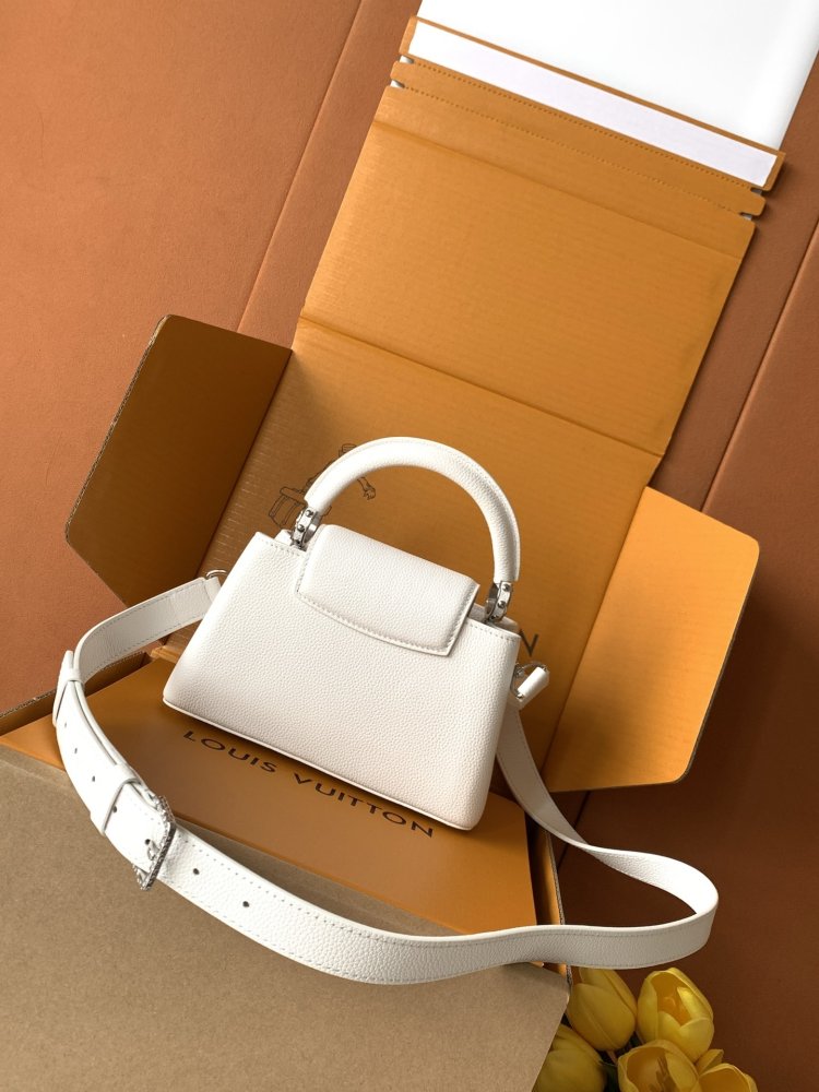 Сумка Capucines East West 21 см фото 4