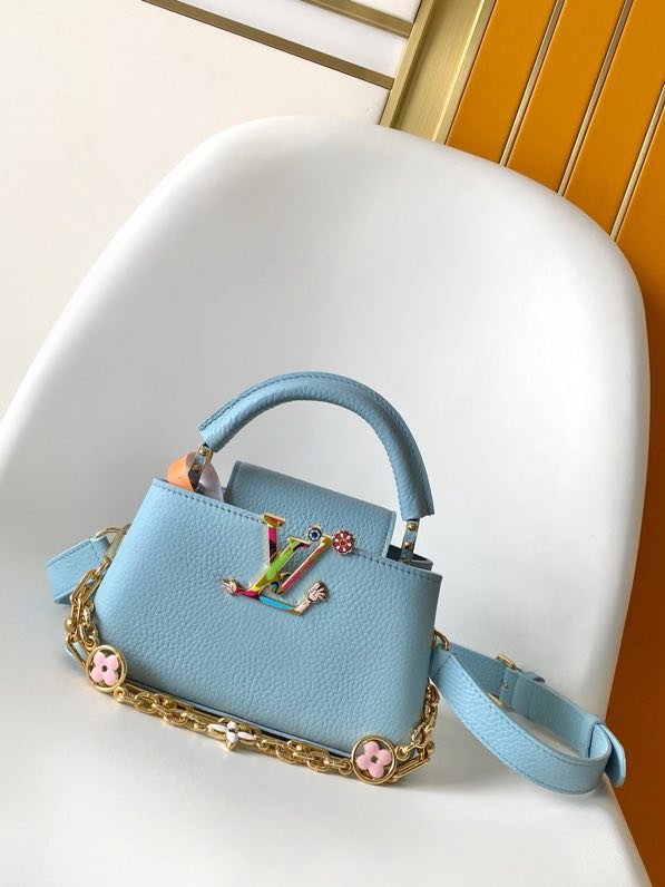 Сумка Capucines East West 22 см