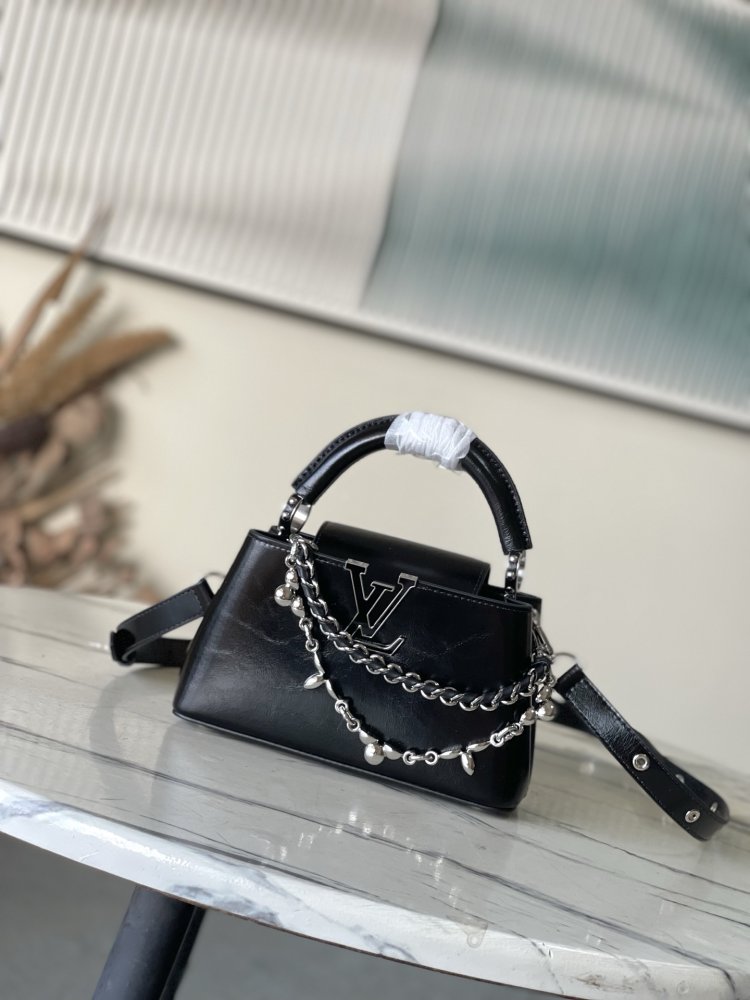 Сумка Capucines East West 22 см