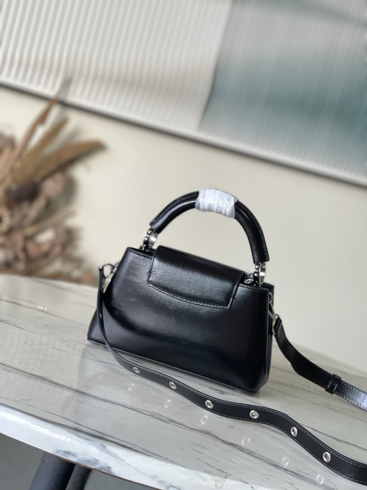 Сумка Capucines East West 22 см фото 3