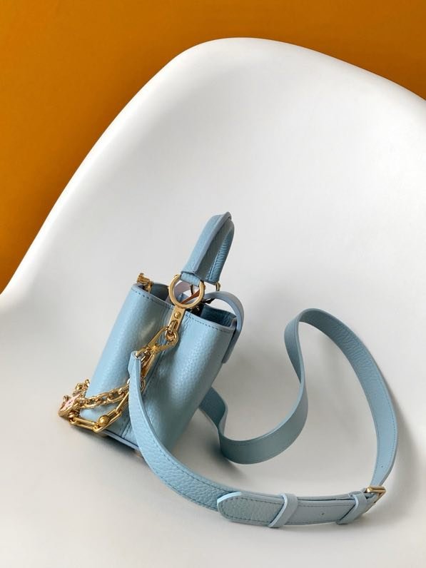 Сумка Capucines East West 22 см фото 4