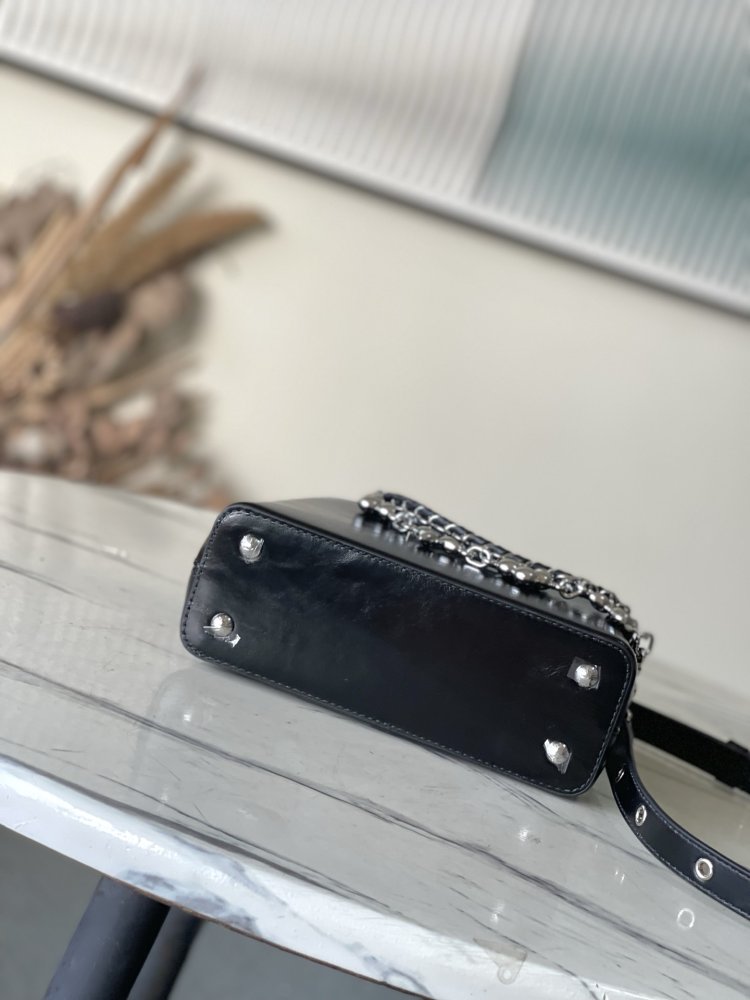 Сумка Capucines East West 22 см фото 4