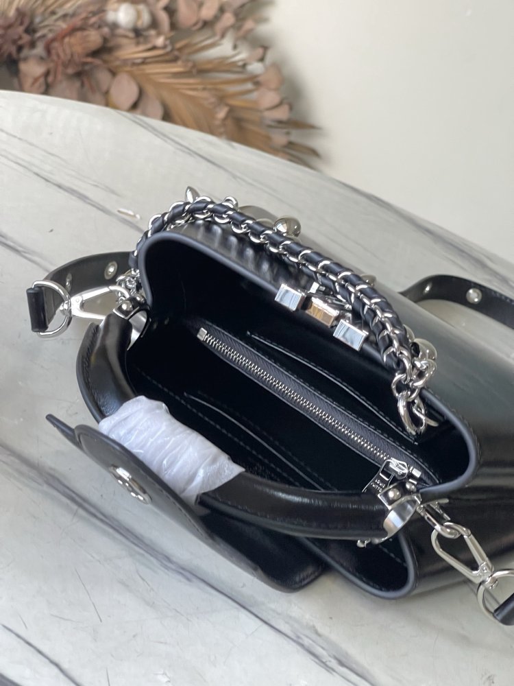 Сумка Capucines East West 22 см фото 8